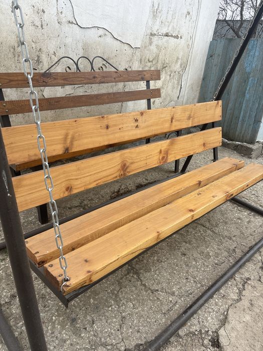 Качеля с навесом  садовая продается