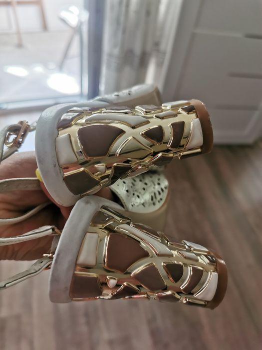 Кожаные босоножки