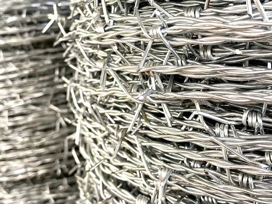 Колючая проволока от производителя.