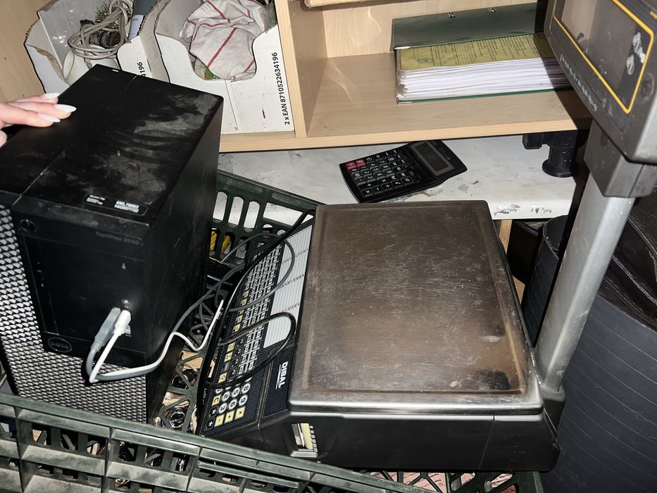 Monitoare touch screen , cântare comerciale ,calculatoare etc