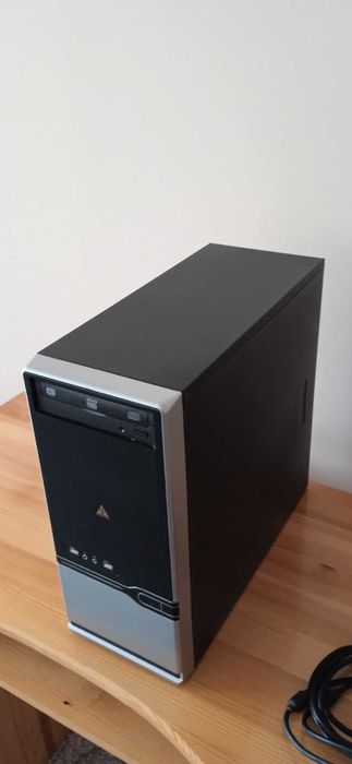 Кутия за PC, вътре с работещи части