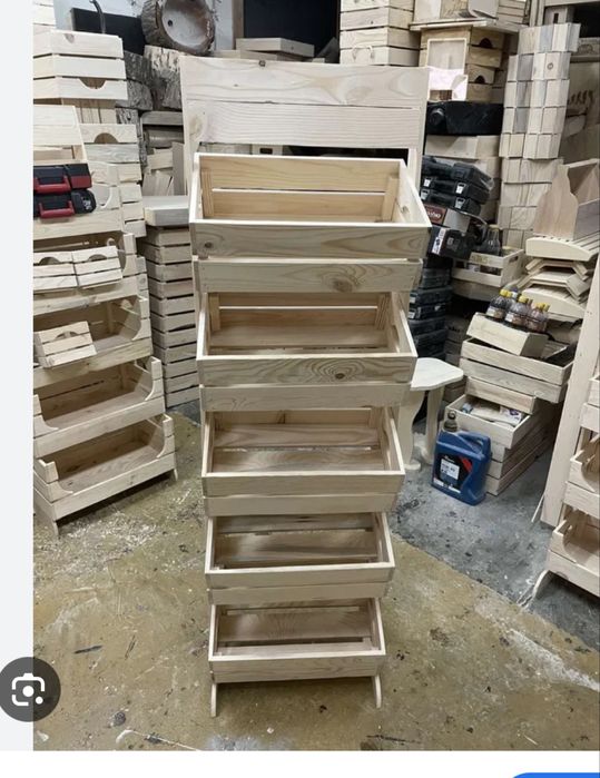 Стелаж с наклонени щайги с хедър за заведения и магазини