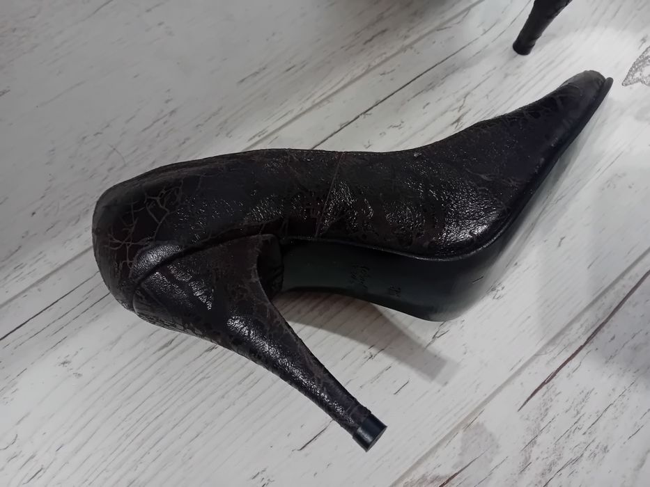 Pantofi din piele naturala, maro cu model ,preț 150 ron