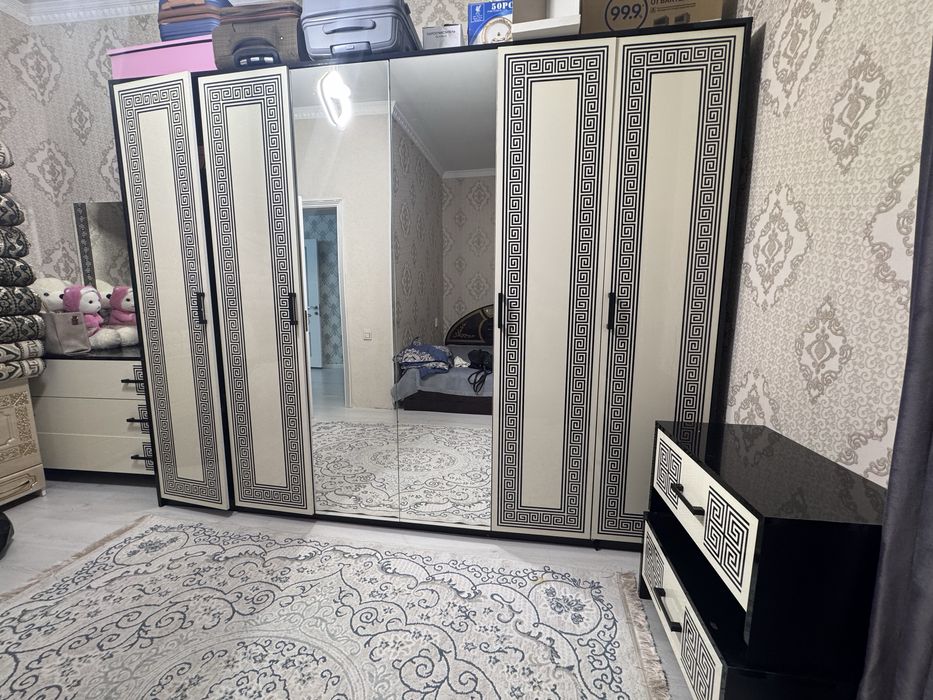 Спальный гарнитур, 2 тумба, комод и зеркало хорошем состоянии