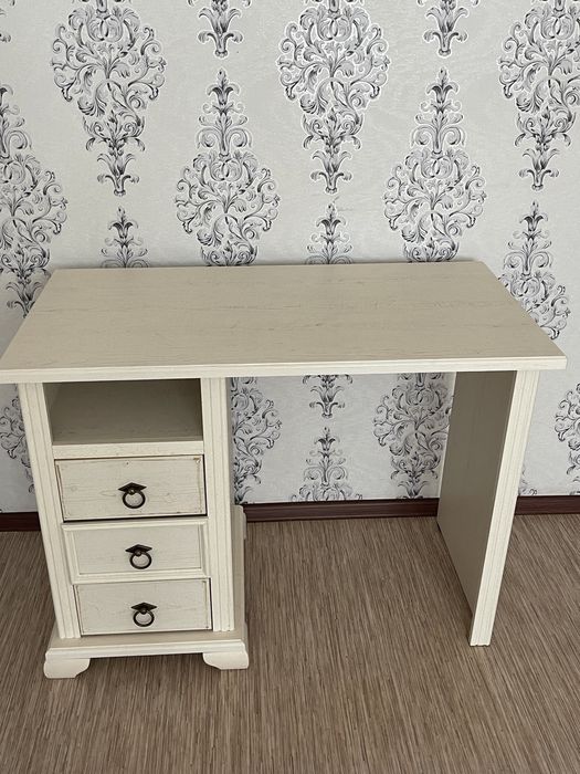 Рабочий стол с ящиками