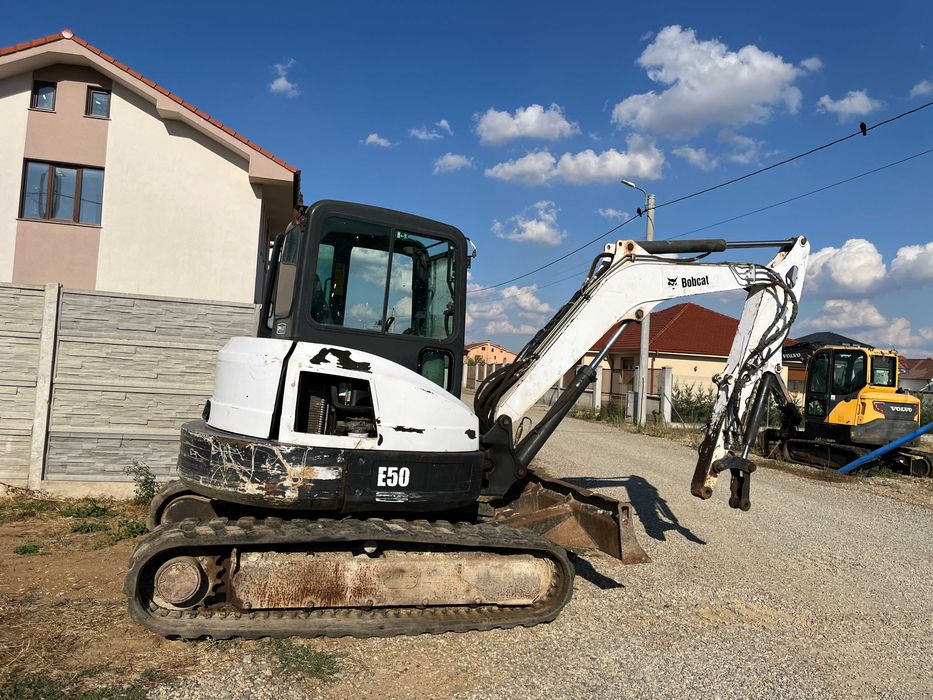 Miniexcavator Volvo ECR58D si Bobcat E50