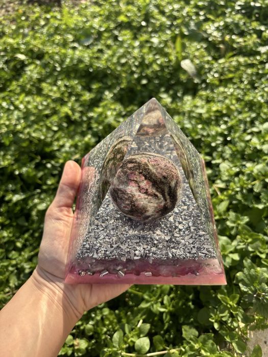 Piramida orgonica cu turmalina roz si cuart pentru atragerea iubirii