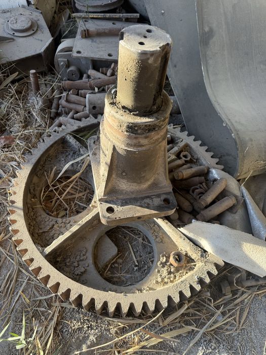 Шестрёнка с валом поворотного редуктора крана БК-7