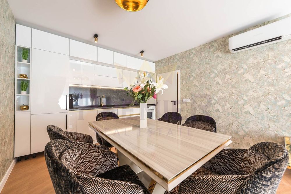 Дава се под наем Тристаен апартамент в Варна, Център - 100 кв.м за 1000 € - Снимка #1