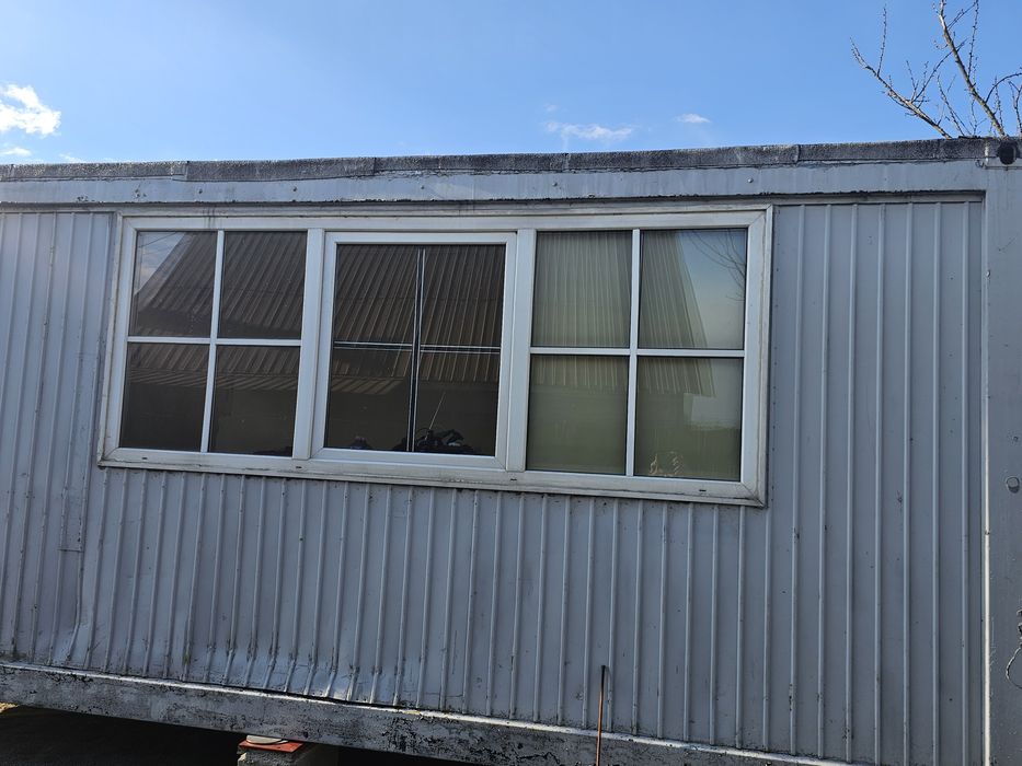 Termopan SH, ferestre cu sistem de rotobasculare, cu rulouri exterioare, un geam este format din 3 ochiuri, ușa este cu sistem de închidere,100/buc.