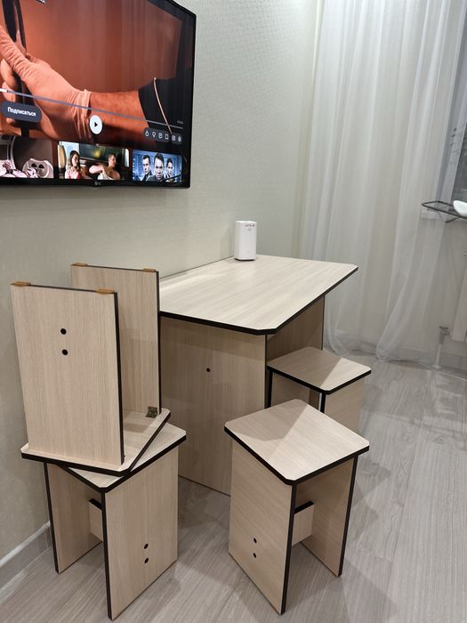 Продам кухонный стол и 4 стулья б/у