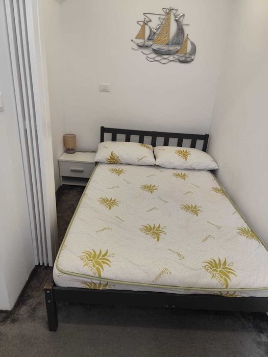 Cadru de pat cu saltea inclusă