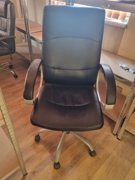 Кожени офис столове