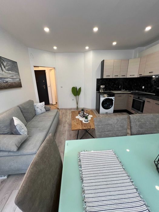 Дава се под наем Двустаен апартамент в Варна, Център - 55 кв.м за 950 € - Снимка #2