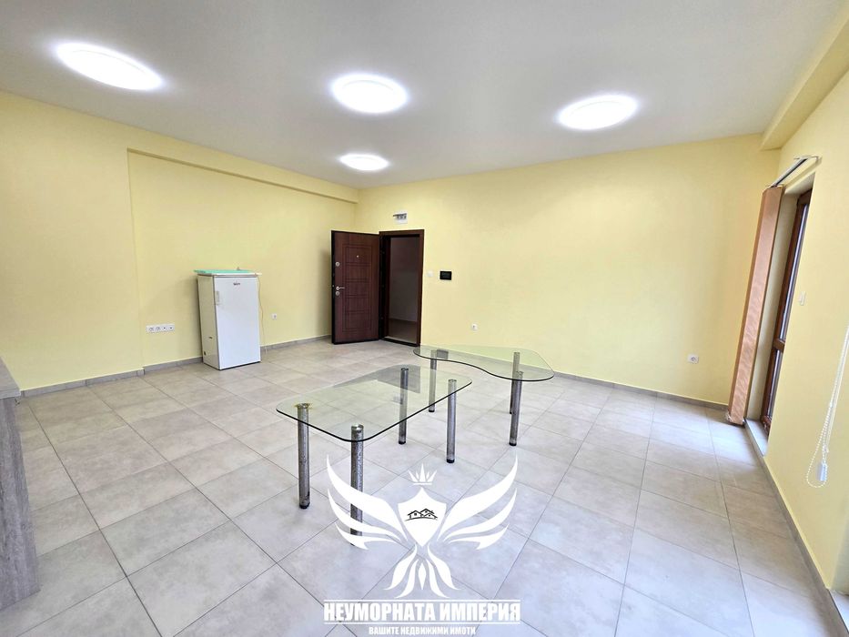 Под наем 43кв.м. 4 етаж помещение, офис студио, салон, ателие в град Асеновград топ център