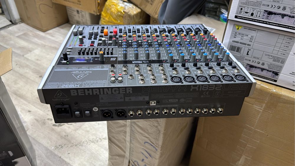Микшерный пульт BEHRINGER XENYX 1832FX