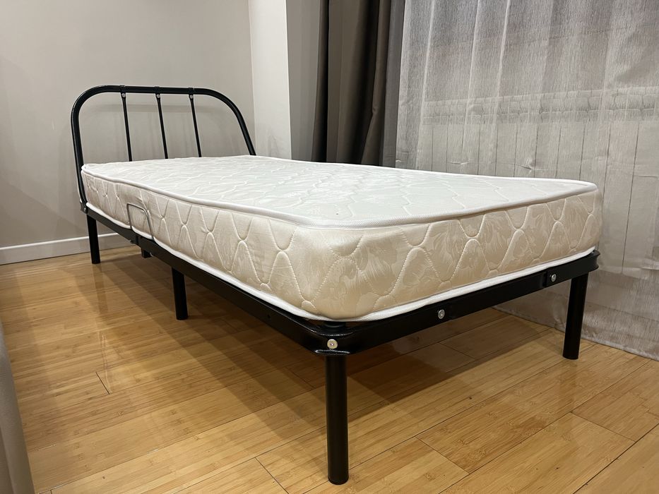 Продам кровать с матрасом