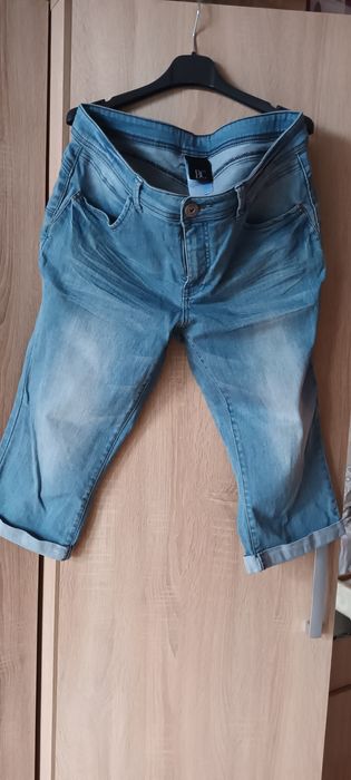 Pantaloni de blugi scurti si 3 sfert