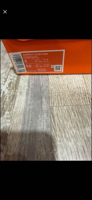 Чисто нови бутони Nike