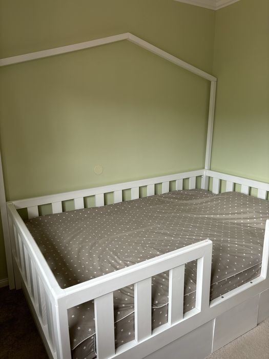 Pat copii tip casuta realizat la comanda din lemn paltin