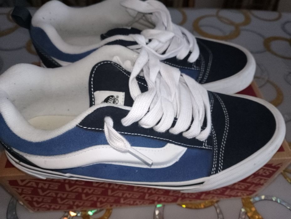 Vând adidași Vans măr 43