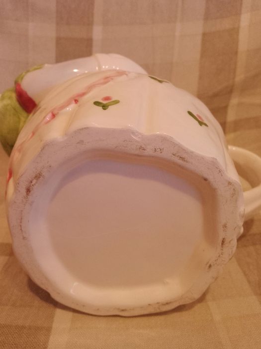 Два порцеланови чайника:"Слонче" и "В банята"