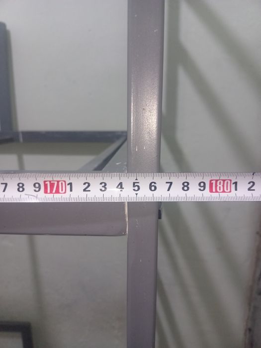 Двух яростная большая железная кровать с матрасами