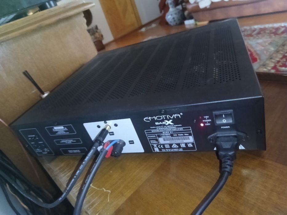 Vând 2x Amplificator Monoblock Emotiva BasX A1, pereche completă. Pret per pereche.