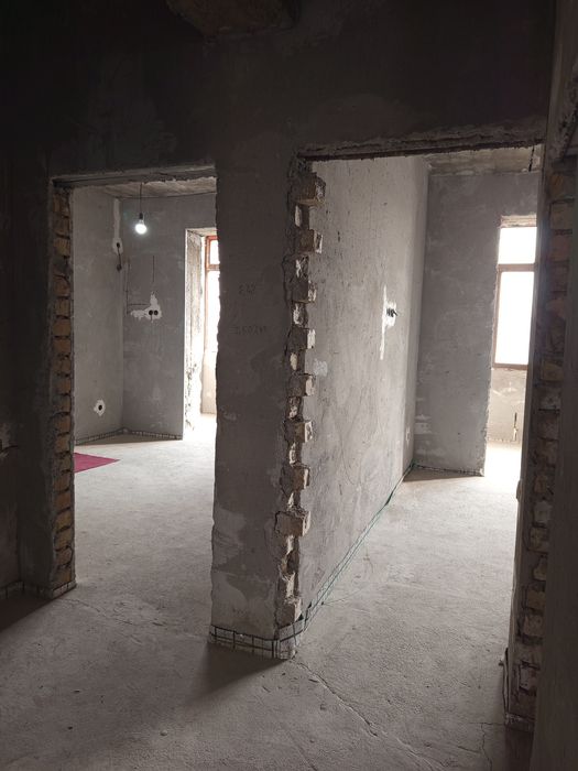 Sergeliy Quruvchilar daxasida  3 xonali 104 kv.m uy sotiladi. 12-METRO