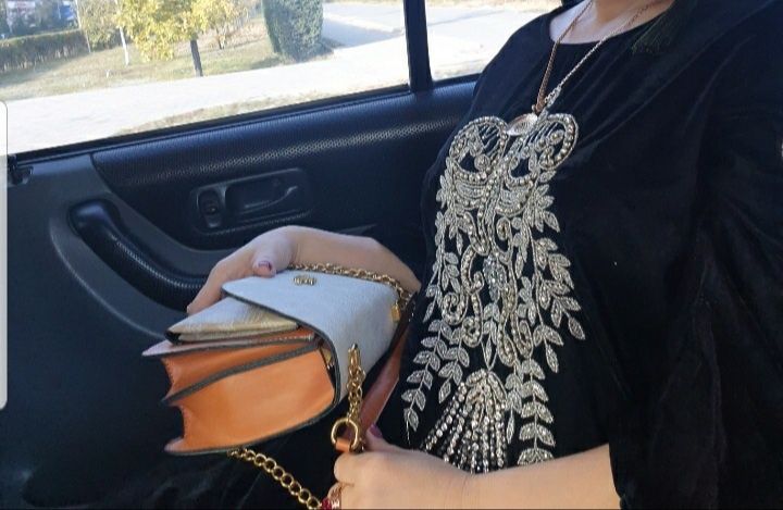 Продам  вечерние  платья с камнями