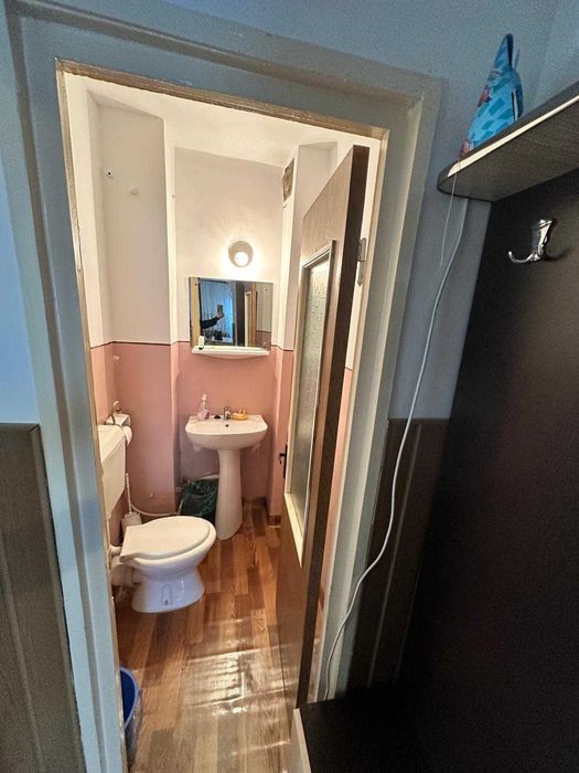 Se vinde apartament cu 3 camere, situat în Comănești, Bacău, etaj 4.