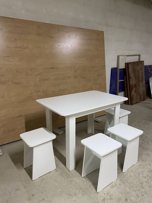 Стол/кухонный/табуретками