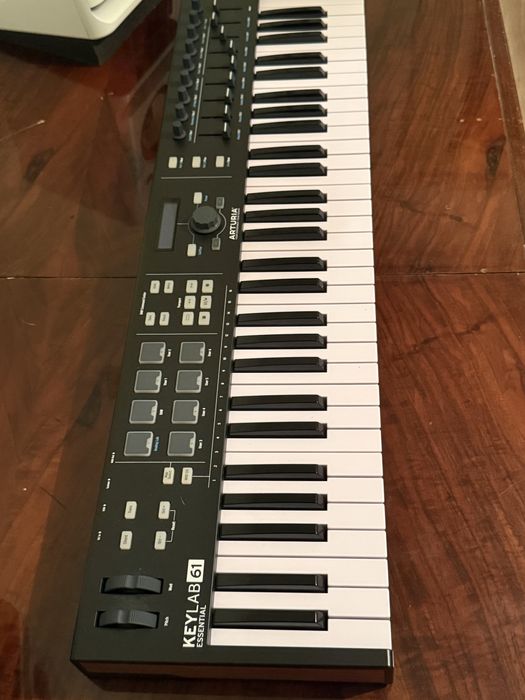Midi klavish/ Midi клавиатура Arturia Keylab Essenrial 61 MKII