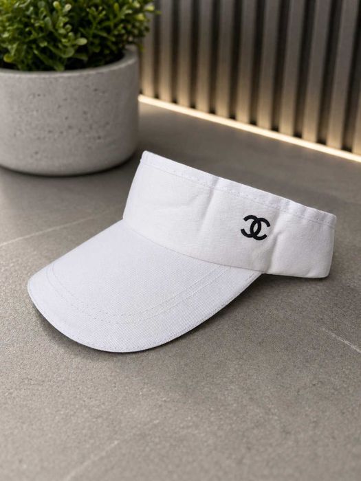 бяла слънчева лятна шапка шанел козирка за плаж тенис дневна луксозна chanel с черно нова