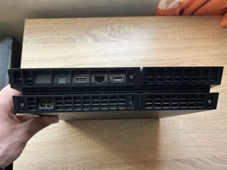 Продавам PS4 FAT 500 GB