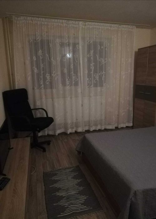 Vand apartament 3 camere, decomandat, zona Centrala, etaj 1, bloc 4 etaje.