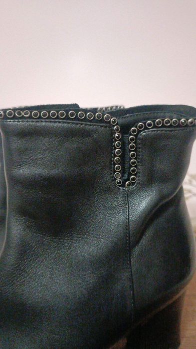 Бежови боти естествен велур Sara Pen