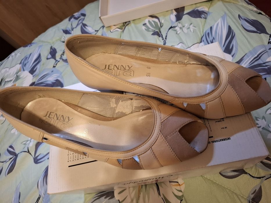 Pantofi crem cu mici defecte