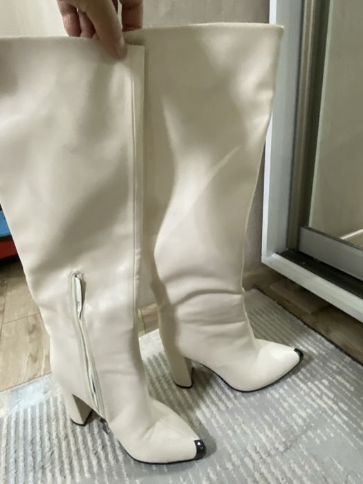 Продам белые сапоги