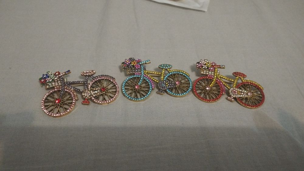 Broșe noi diverse modele.