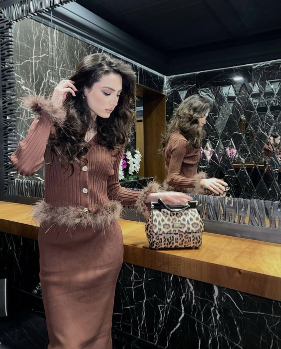 Коричневый двойка с перьями