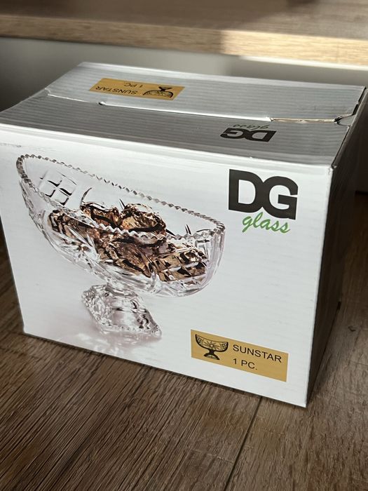 Конфетница стеклянная на ножке DG Glass