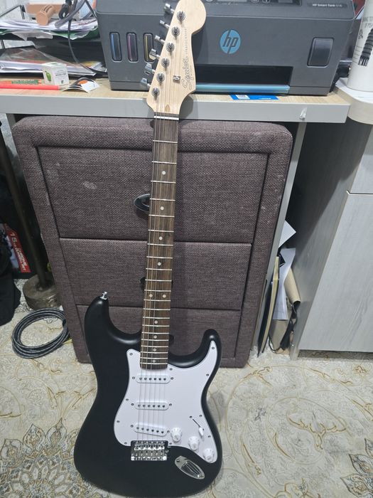 Электрогитара Fender Squier Debut Stratocaster в матовом черном цвете