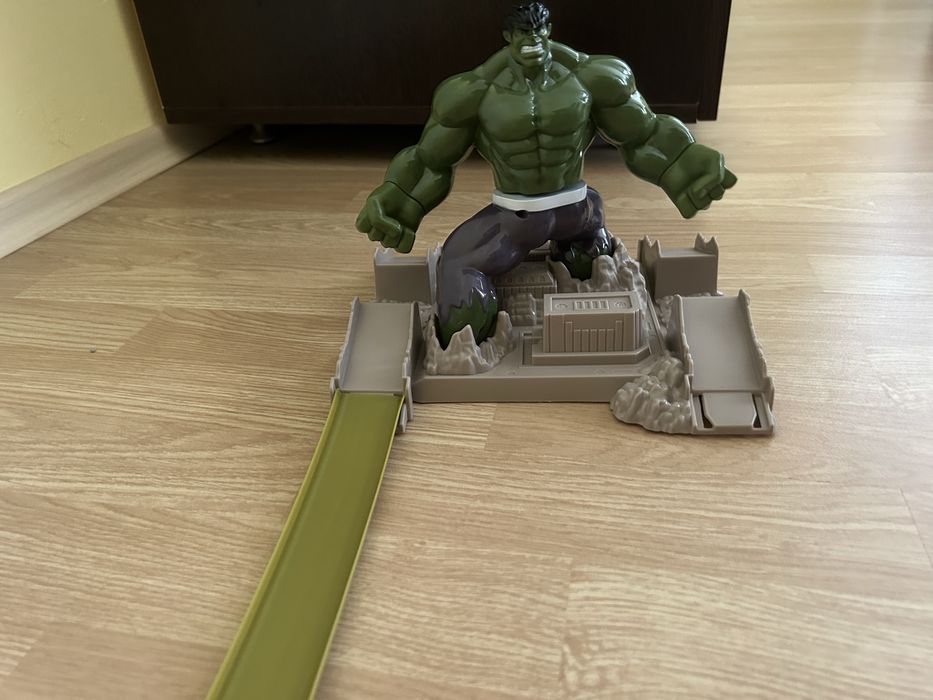 Hot Wheels Track Avengers Hulk Smash – комплект + 2 колички Hot Wheels подарък