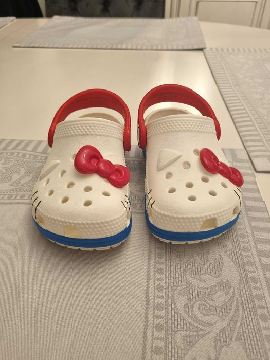 Slapi CROCS Hello Kitty pentru fetite