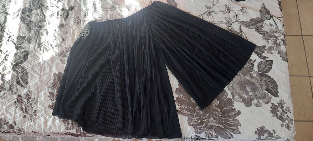 Черна блуза с един ръкав