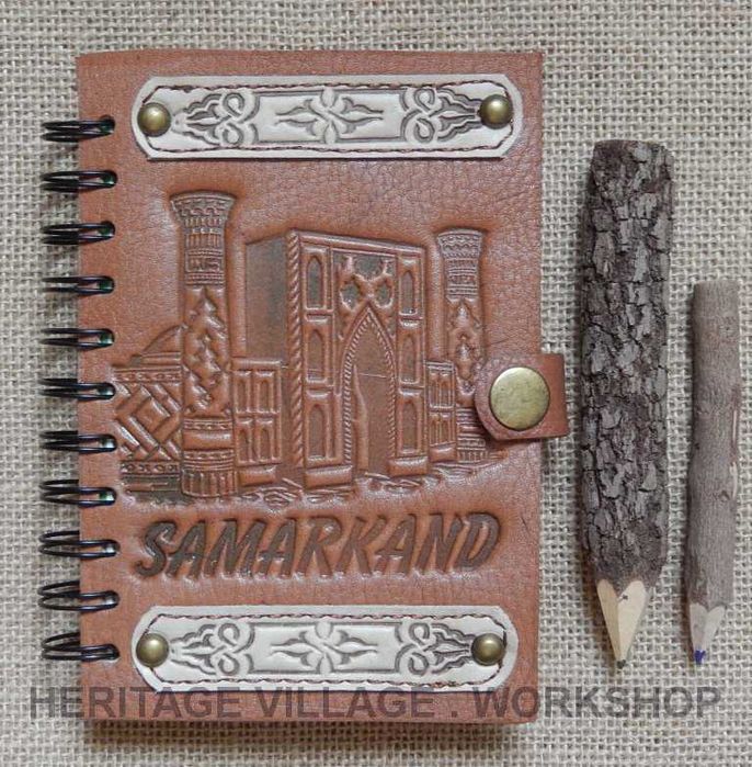 Блокноты с кожаной обложкой.