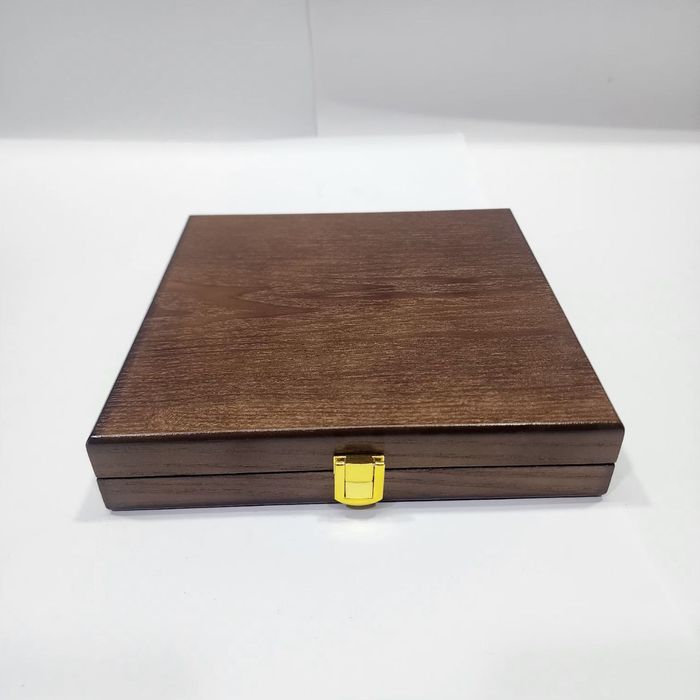 Подарочная плакетка с металлической табличкой