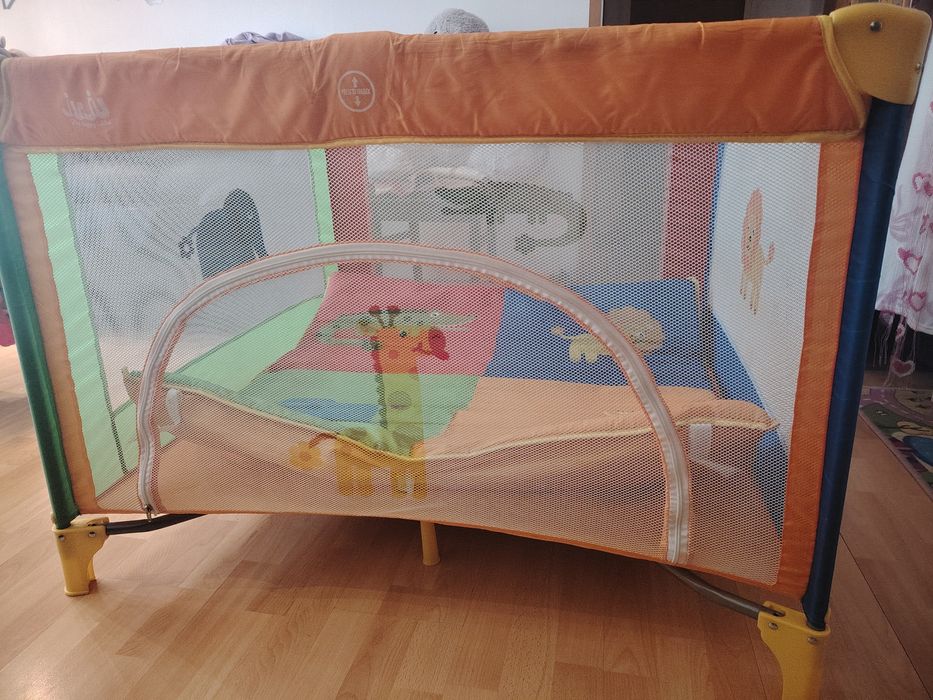 Vând un țarc de joacă