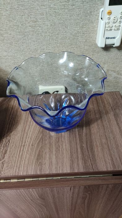 Ваза из цветного стекла. 15х20 см. Состояние идеальное.